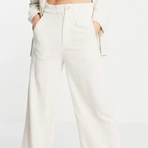 Linnebyxor - Linnebyxor köpta på ASOS! Köpte två storlekar och var för sen att returnera :( Helt perfekt skick då det är oanvända. Använder det andra paret jag beställde hur ofta som helst! Skönaste byxorna!!