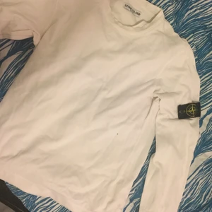 Stone Island crewneck sweatshirt vintage - Skit fräsch si tjocktröja med väldigt annorlunda( mkt skönare modeller än dagens imo, fet tröja synd att jag behöver sälja:/ pang pris!! Cond 8/10,, speciellt för o va  vintage drop, extremt väl omhandertagen. FÖRST TILL KVARN, Ha det bäst! (Sthlm) men frakt kanske går beroende på. SJÄLVKLART ÄKTA! Kom DM!😃