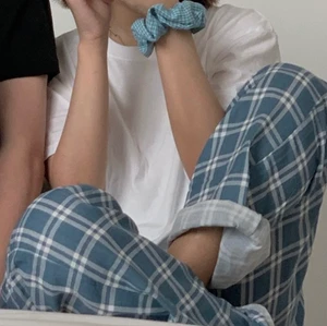 Pyjamasbyxor - Blåa rutiga pyjamasbyxor. Oanvända. Storlek M. Skicka gärna ett meddelande om du har några frågor!🦋Kolla gärna in mina andra annonser🦋