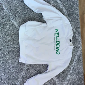 Vit tröja  - Säljer denna super mysiga och fina tröja från GinaTricot då den inte kommer till användning längre