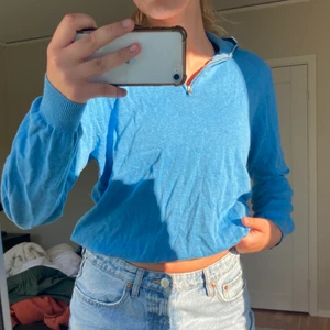 Stickad tröja   - Så fin blå stickad tröja med dragkedja vid kragen köpt second hand super skön och passar så bra till jeans! Jätte fint skick och sitter som en smäck💛 strl M säljer för 75kr + frakt 😇