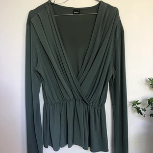 Blus i blågrön - Säljer en blågrön blus ifrån ginatricot i storlek XL. Jag är en storlek S/M men den har passat bra ändå, har använt ett linne under eller en säkerhetsnål för att minska urringningen. Armarna är långa och tyget är stretchigt. 