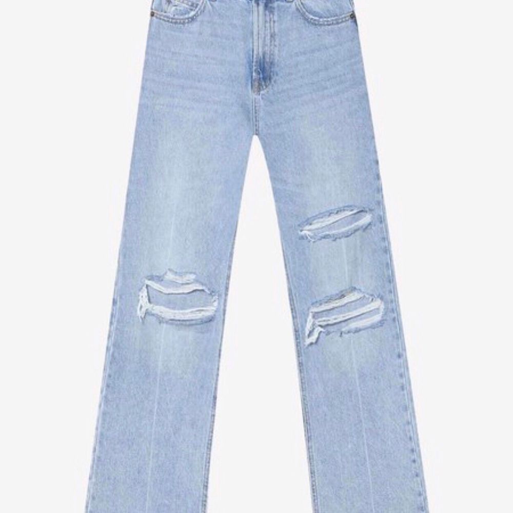 Säljer ett par helt oanvända jeans med prislapp kvar!! Säljer för dom var för små på mig som ofta har 38/40 i jeans . Jeans & Byxor.