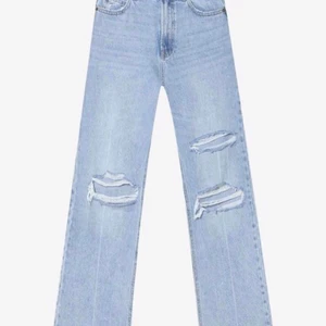 Jeans med slitningar  - Säljer ett par helt oanvända jeans med prislapp kvar!! Säljer för dom var för små på mig som ofta har 38/40 i jeans 