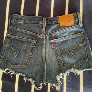 Levis shorts  - Fina Levis shorts i en mörkare färg, jättebra skick. Storlek w25 passar xs o s beronde på hur man vill att dom ska sitta, frakten tillkommer💓