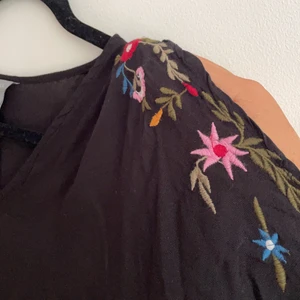 Blus - Löstsittande blus med bara axlar 