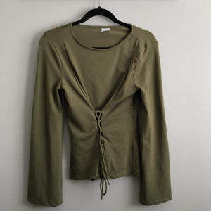 Tröja med knyt i midjan - Skicka ett meddelande vid intresse eller bud 💕