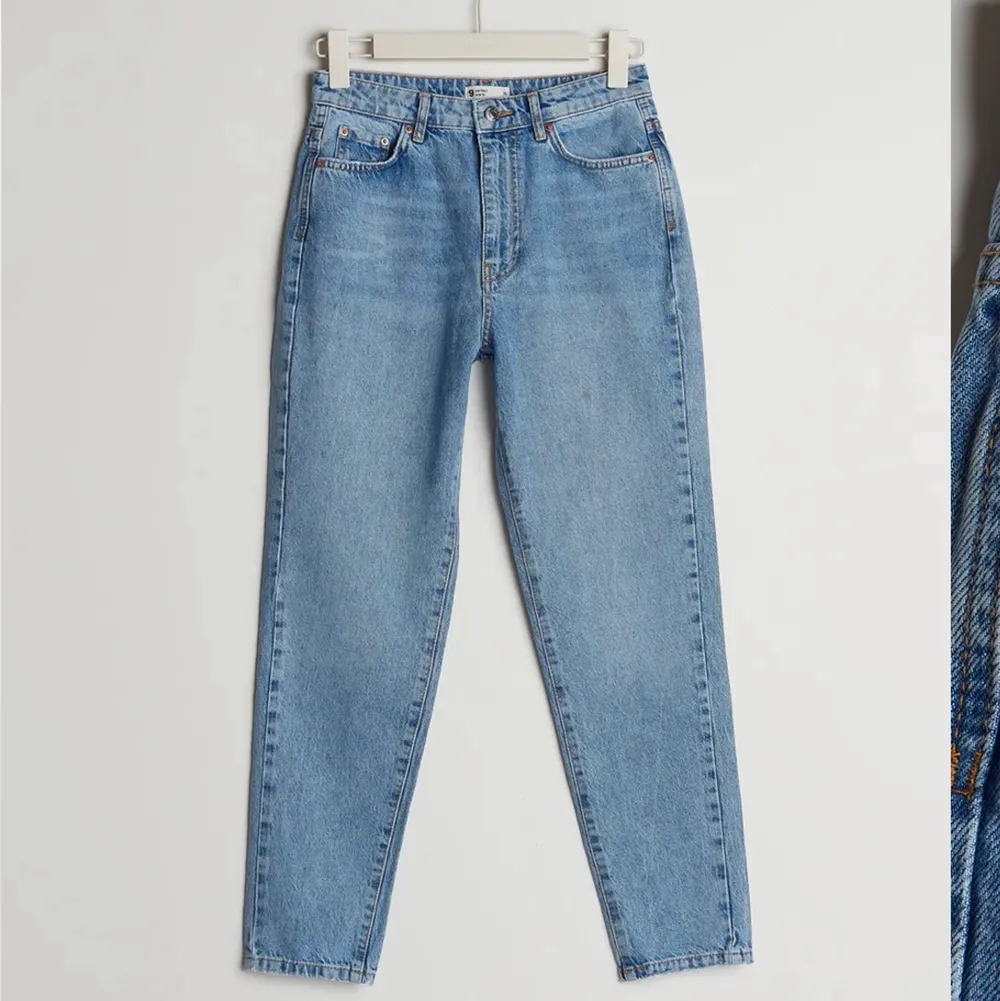 Ett par oanvända jeans som endast prislappar är borta. Säljer pågrund av att storleken inte passade. Jeansen är helt nya och oanvända. Super bra skick. Modell: Dagny mom jeans  Märke:Gina tricot  Färg: Ocean blue Storlek:32  Nypris: 499kr    Gratis frakt💕💕 . Jeans & Byxor.