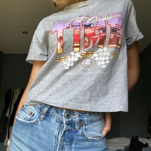 T-shirt - En grå lite ctoppad t- shirt med ett häftigt tryck på😇(köparen står för frakten)