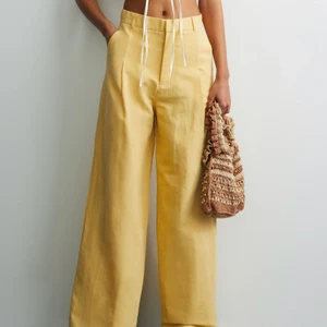 Byxor från zara - Gula linnebyxor från zara i storlek M. Är på gränsen för korta på mig som är 180cm. Jätteskönt material och wide leg 💗💗