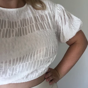 Crop top i storlek S - Säljer denna top i storlek S då den aldrig har kommit till användning. Köparen står för frakten🌸