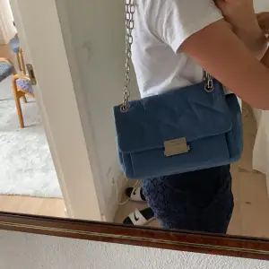 Intressekoll på Zadig väska, jättefin men ganska sliten (kom privat för fler bilder) vill se vad jag kan få för den ❤️ Byter även, mot kurt geiger eller sunny nano bag ❤️