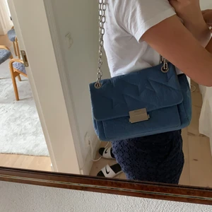 Zadig väska - Intressekoll på Zadig väska, jättefin men ganska sliten (kom privat för fler bilder) vill se vad jag kan få för den ❤️ Byter även, mot kurt geiger eller sunny nano bag ❤️