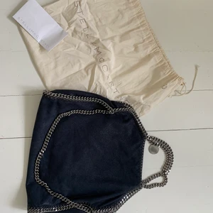 Stella McCartney väska - Superfin marinblå Stella McCartney väska, köpt 2016 på Stellas egna butik i Stockholm. Superfint skick, kvitto samt dustbag ingår. Nypris 7600kr