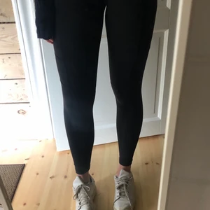 Träningstights med mobilficka - Så snygga och sköna svarta träningstights! Perfekt med mobilficka på båda sidorna! Absolut i nyskick då de bara är använda en gång då dem tyvärr var lite för korta för mig💗