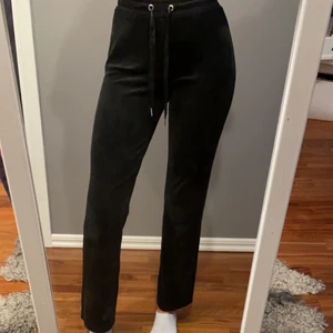Mjukisbyxor i velour från gina - Svarta mjukisbyxor i velour från Gina tricot som blivit lite förkorta på mig. Använda få gånger.