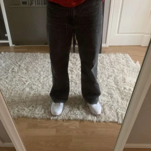 Jeans - Säljer dessa assnygga baggy jeans, grå/svart färg. Stl 32 och passar mig som är 175 i längden. Pris kan diskuteras