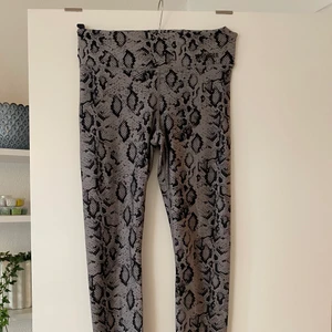 Träningsthights från Stronger - Najs Träningsthights från Stronger i stl S. Jättestretchigt material som också är lite reflex. 