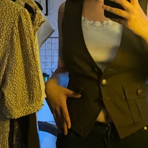 brun vest<3 - en galet snygg brun vest, från Kappahl, i storlek 36!!! 