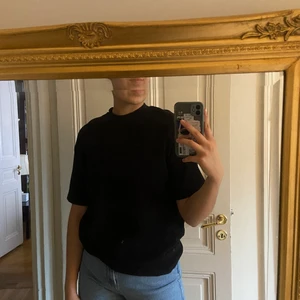 Svart T-shirt - Svart T-shirt i tjockare ribbad material. Säljer för att jag inte längre använder den