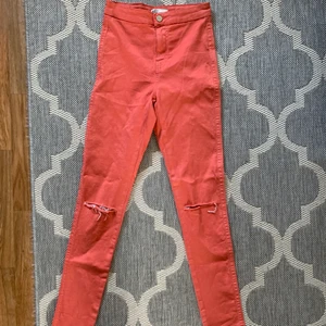 Mjukare jeans - Gina Storlek S Nyskick, vet inte ens om dom är använda.. Högmidjade 30:- 