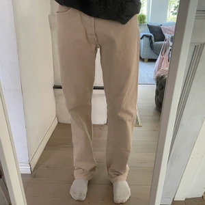 Vintage Levis jeans 501 - Ett par väldigt fina och rena Levis 501 vintage i storlek 32/33. Dem har inga hål eller några stora tecken på slitning. Väldigt fint skick. Skriv för bud eller trades 