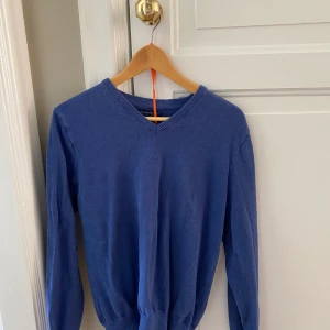 Oanvänd mörk blå Berkeley tröja!💙  - Jätte fin Berkeley tröja som aldrig används så tar bara massa plats 🦋