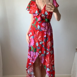 sommarklänning från &OtherStories - Supersöt &OtherStories klänning köpt i spanien! Storlek 34, men går att få både mindre å större då den knyts omlott!