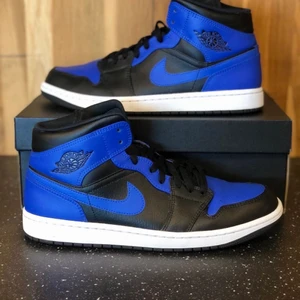 Jordan 1 Mid Hyper Royal  - Skick: 10/10 Helt nya, oanvända /// Storlek: 38,5 /// Orginalbox medföljs vid köp ☺️ /// Priset ligger endast på 1400kr! ☺️ /// Massvis med referenser finns. Möts upp vid Uppsala eller så fraktas skorna.