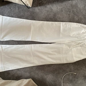 Linne byxor  - Säljer nu mina helt nya linnebyxor som var tyvär för långa på mig. Är 158 cm! 🥰 BUD BÖRJAR PÅ 100kr!! 