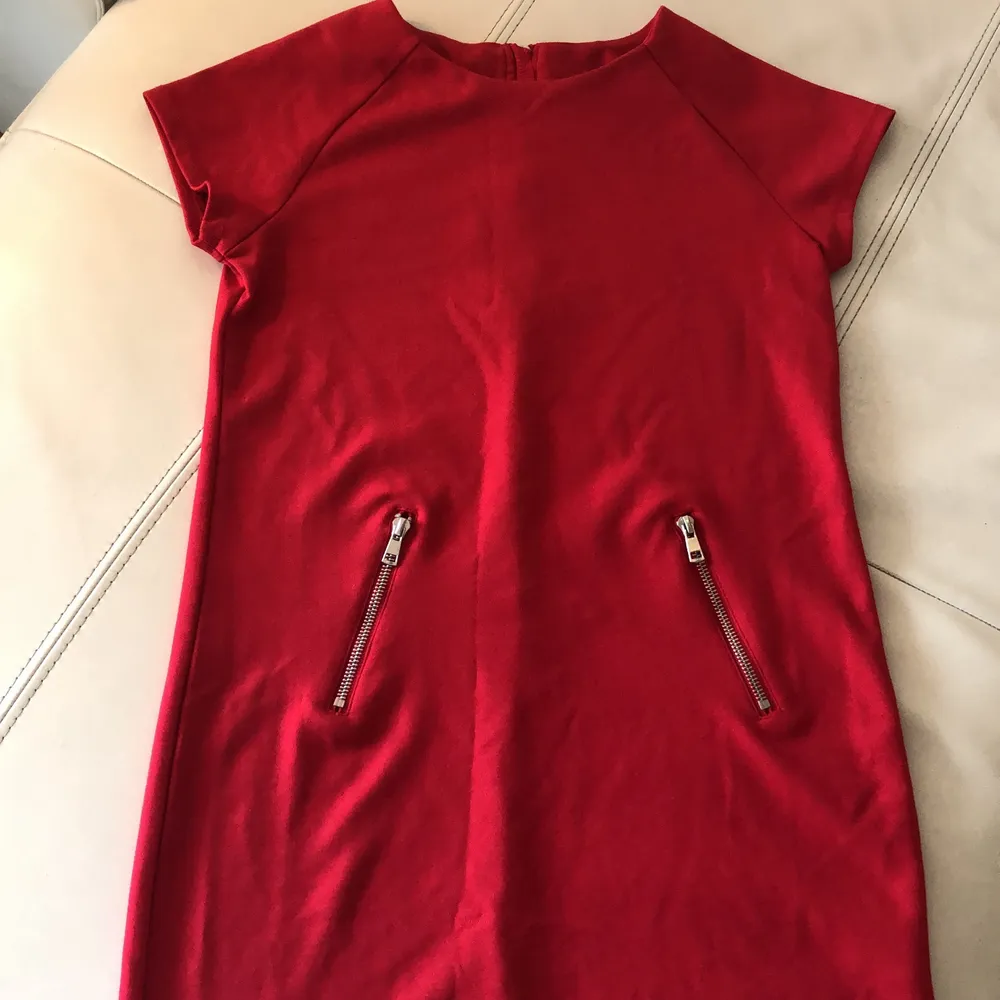 Vacker röd klänning som passar perfekt till julen!. Klänningar.