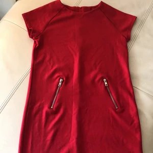 Klänning  - Vacker röd klänning som passar perfekt till julen!