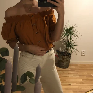 Tröja från hm  - Färgen är i orange och är supper fin! Den kan sita så som den gör på bilden men man kan även ta upp armarna över axeln 