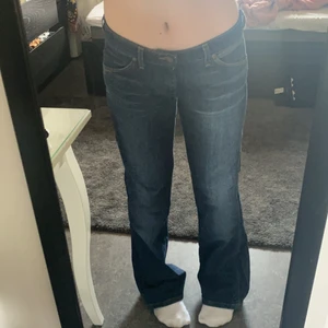 Low rise jeans - Skit snygga wrangler jeans köpta second hand! De kommer tyvärr inte till andvändning pga dem e för stora på mig! Jag är 160cm så dem är långa på mig. 