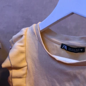 Volang topp - Gul volang topp i storlek S från zara✨✨använd ca 5 gånger och väldigt fint skick❣️❣️ skriv till mig privat vid intresse eller för fler bilder✨