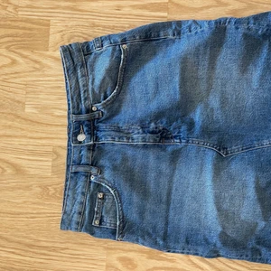 Jeanskjol - Jag säljer denna mörkblåa jeanskjol, otroligt fin och i fint skick! Man kan såklart ändra fraktalternativ så de blir billigare men inte spårbart