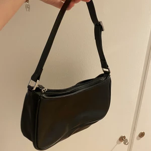 Väska - Fin väska från monki, aldrig använd. Köpare står för frakt🌸