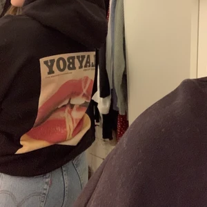 Playboy hoodie - Säljer min playboy hoodie som är köpt här på plick! Älskar den, men ska flytta och den tar upp för mycket plats i resväskan tyvärr :( 💗 den är verkligen i jääättefint kvalite, tyget förstörs liksom inte alls av tvätt osv. Man kan se det på bilden men skickar gärna mer bilder. Trycket där bak är inre i nyskick däremot, tycker dock det är rätt snyggt 🥰 den är oversized!