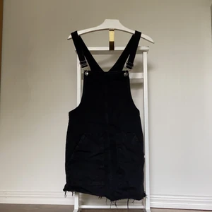 Kjol med hängslen, S - Kjol med hängslen i bra skick, ganska kort i längden.