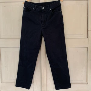 Svarta vintage Ralph lauren jeans - Svart vintage Ralph lauren köpta på beyond retro. Storlek 12p (?), typ 30 i midjan och 29 längd. Fint skick utan skavanker. Möts upp i Stockholm eller fraktar mot tilläggskostnad.
