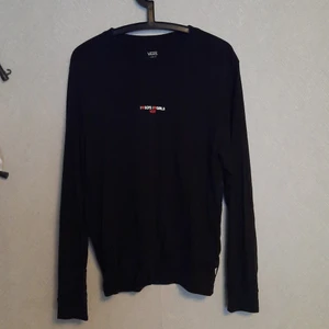 Vans tröja - Jag har aldrig använt denna,köpte den och ångrade mig. Tvättad en gång annars är den i ny skick!