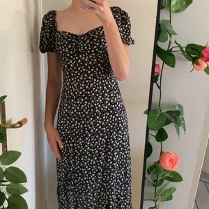 Blommig klänning💓 - Aldrig använd, säljs pga den är lite för stor för mig💗 Storlek 34, går till vaden på mig som är ungefär 162cm lång💖 200kr inkl 13kr frakt dvs ej spårbar 