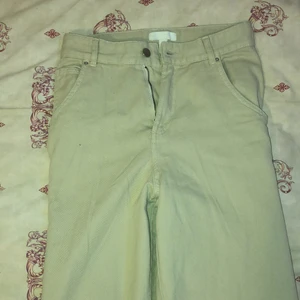 Beigea jeans - Straight high waisted jeans. Säljer pga att jag inte längre använder dom.