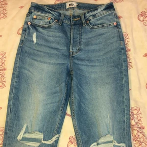 Jeans från Lager - Straight jean som sitter lite baggy men säljer dom pga att dom är för stora på mig vid midjan då jag oftast har storlek XS och dom här är storlek S❤️
