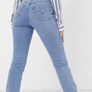 Supersnygga jeans från Levis, dom har tyvärr blivivit för små och tänkte att någon annan kan rocka dessa jeans🤩🤩 dom är knappt använda och är i fint skick.❤️ jeansen är köpta för 1200kr men säljer för 600+frakt❤️ jeansen är även i längd 34 och därför lägger dom sig snyggt över skorna🥰 priset kan absolut diskuteras vid snabb affär