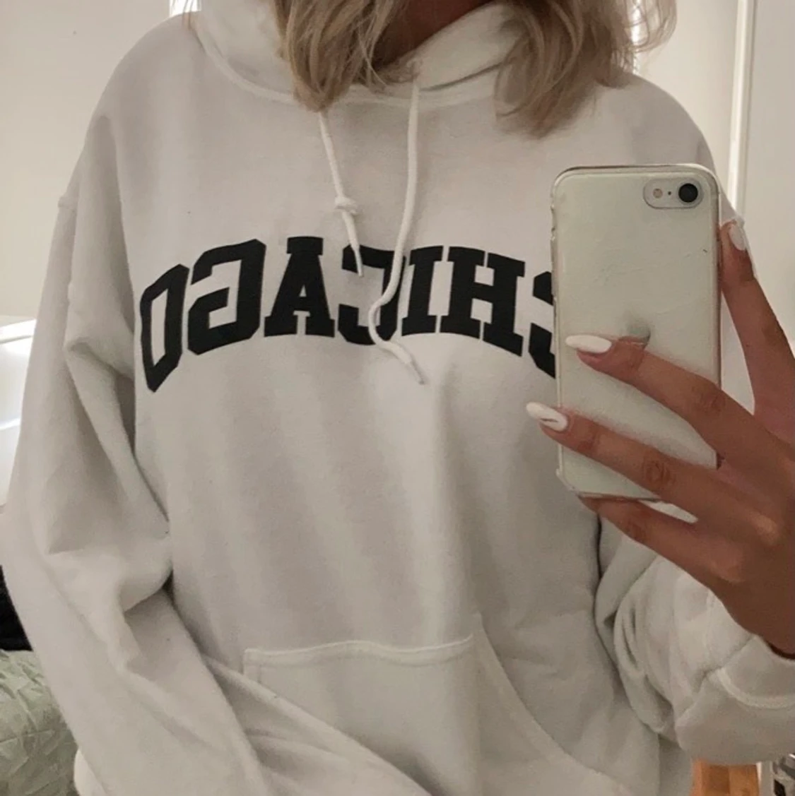 Vit hoodie med tryck - 90