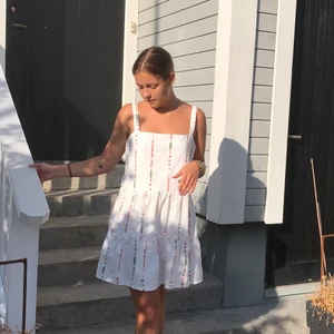 Klänning  - En drömmig sommarklänning med smock och smultronstrån på🍓🍓 toppen är sydd i dubbelt tyg så att den inte är genomskinlig💗 passar xs-s eventuellt M, jag på bilden är en S🫐   Tveka inte att skriva om du har fler frågor eller såå!!  Kika även gärna in på min sida där jag säljer mer egensydda och virkade kläder av återvunnet material🌳🌳 Finns även på instagram @lucu.studio 💗💗