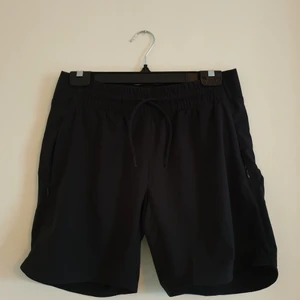 Träningsshorts från Adidas  - Dessa träningsshorts gör sig inte rättvis på bild, de är SÅ snygga men har tyvärr blivit för små för mig. Fickor med dragkedja och diskret logga på vänster ben. Storlek small. Skickar endast🌸