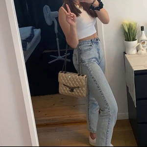 Mom jeans  - Säljer dessa dagny mom jeans från Gina. Dessa är använda en gång men tyvärr för stora för mig i midjan så säljer nu dessa.  Älskar färgen😍