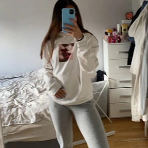 Hoodie  - Fin hoodie som jag köpte för o ha oversized. Denna går även att vika upp som på tredje bilden vilket gör den ”mindre”